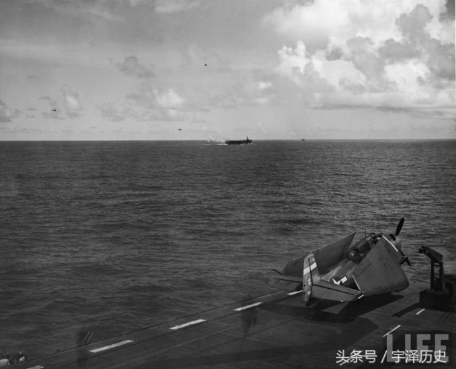 盘点老照片：日本神风自杀机撞美国军舰瞬间！(2)