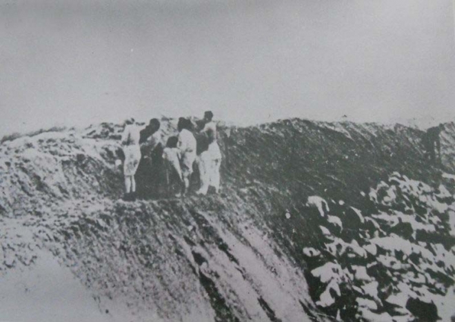 10张老照片反应纳粹士兵对犹太妇女的罪行：强迫脱光后集体屠杀(3)