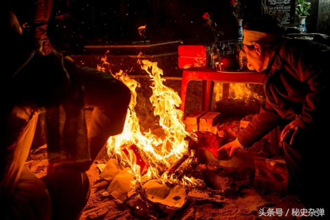 实拍越南骇人听闻的再葬礼全过程，挖出亲人3年遗骨再安葬(4)