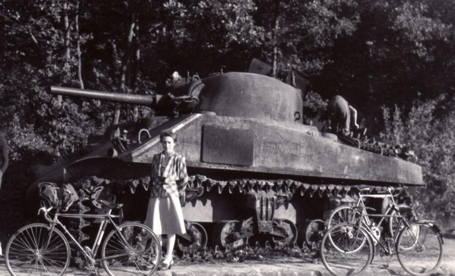 被摧毁的坦克成为美女们的“道具”，最后两张给人深远的思考！(2)