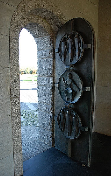 实拍最‘悲凉’德军公墓：后世不得立碑，魏特曼墓前寄语让人动容(2)