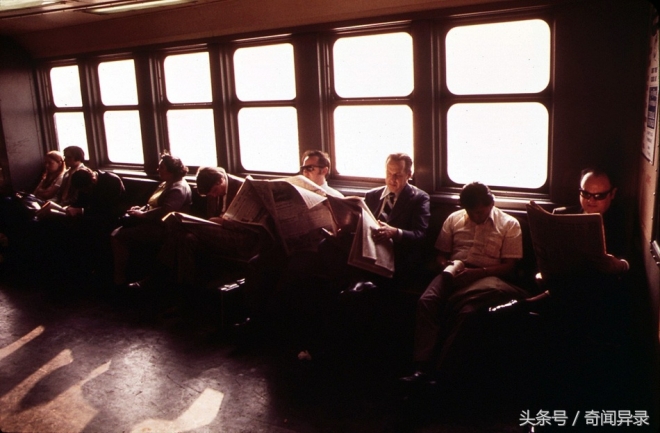 上个世纪七十年的纽约 高楼林立 交通拥堵严重。(4)