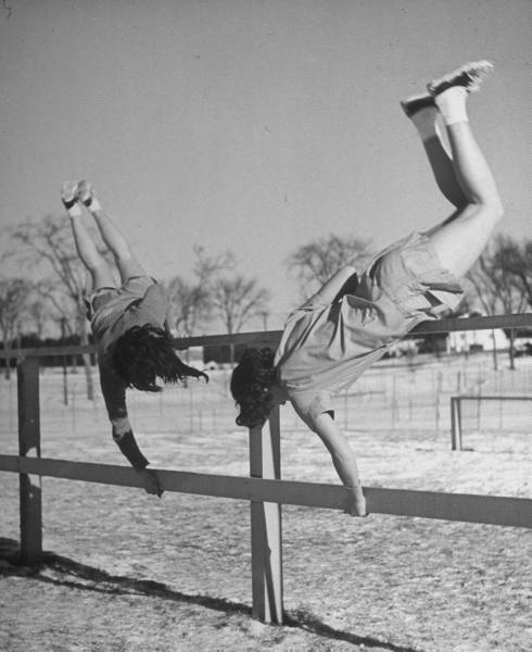 9张照片揭示二战时的美国女大学生军训，穿短裤在雪中训练！(2)