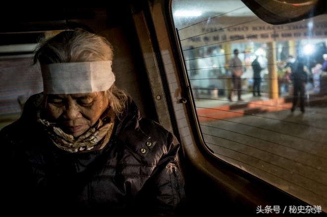 实拍越南骇人听闻的再葬礼全过程，挖出亲人3年遗骨再安葬(3)