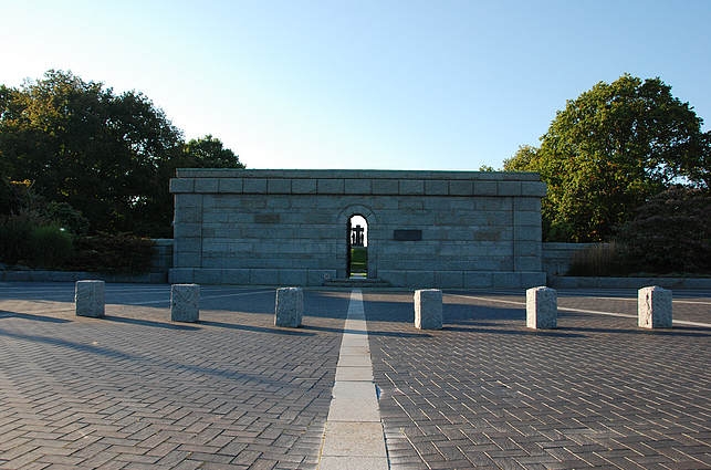 实拍最‘悲凉’德军公墓：后世不得立碑，魏特曼墓前寄语让人动容(1)