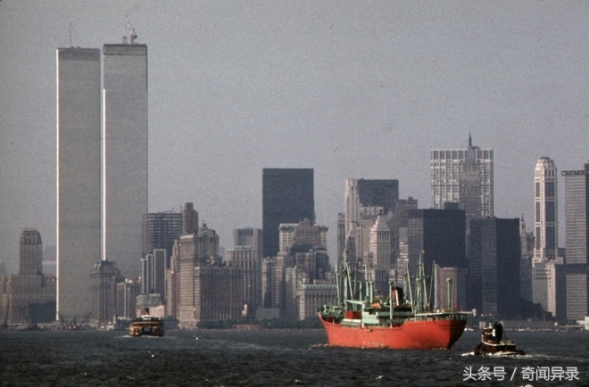 上个世纪七十年的纽约 高楼林立 交通拥堵严重。(5)