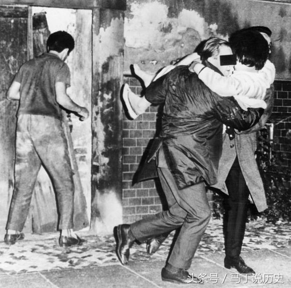 实拍那些年的东德人怎样前往西德，跳楼，挖地道，开车撞墙(1)