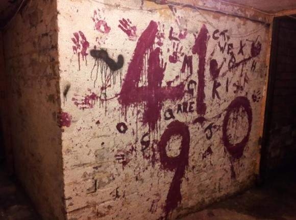 男子搬进了新家后，地下室的场景吓得他腿软了！(1)