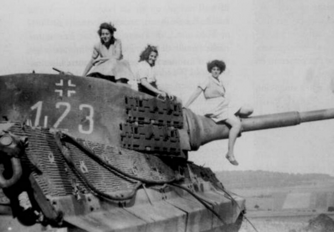 被摧毁的坦克成为美女们的“道具”，最后两张给人深远的思考！(1)