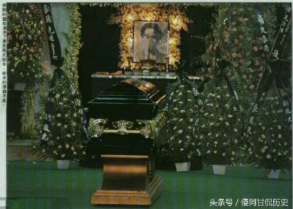 实拍黄家驹下葬时真实场景：日本人亲自抬棺扶灵，始终悔恨不已(1)