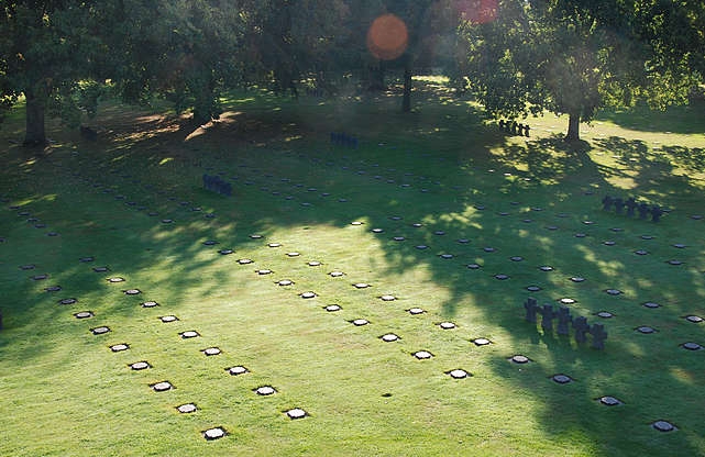 实拍最‘悲凉’德军公墓：后世不得立碑，魏特曼墓前寄语让人动容(3)