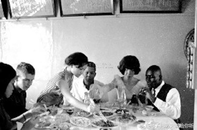 1950年，美国大兵在台湾，迅速与台湾女子“打成一片”(1)