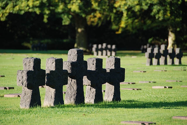 实拍最‘悲凉’德军公墓：后世不得立碑，魏特曼墓前寄语让人动容(4)