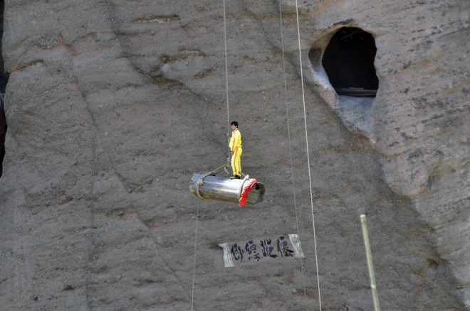 离河面高达几十米悬棺在古代如何安放进洞穴？现在还是个不解之迷(5)