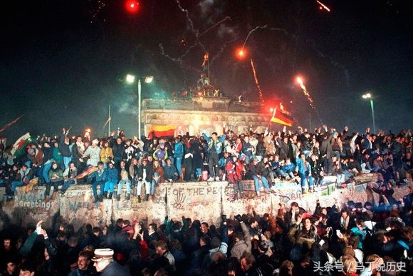 实拍那些年的东德人怎样前往西德，跳楼，挖地道，开车撞墙(4)