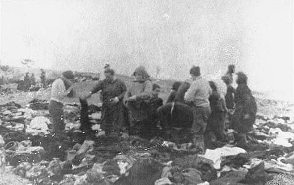 10张老照片反应纳粹士兵对犹太妇女的罪行：强迫脱光后集体屠杀(2)