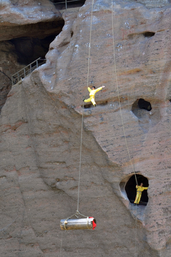 离河面高达几十米悬棺在古代如何安放进洞穴？现在还是个不解之迷(5)