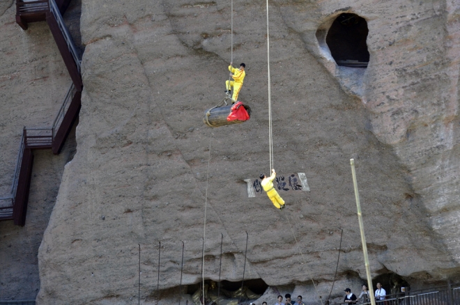 离河面高达几十米悬棺在古代如何安放进洞穴？现在还是个不解之迷(1)