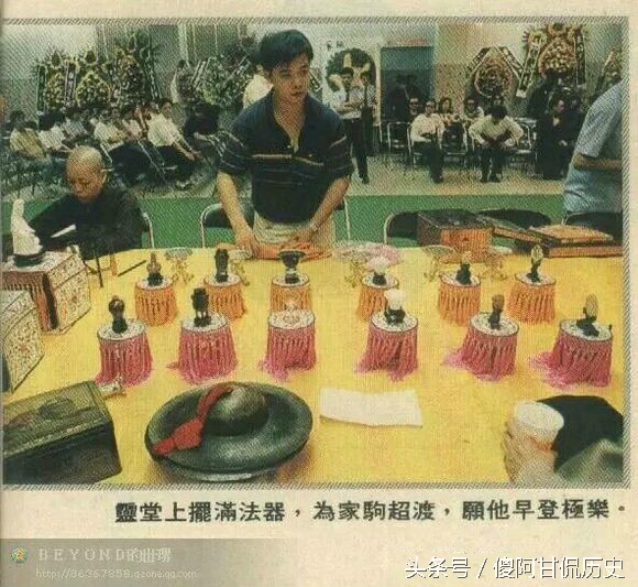 实拍黄家驹下葬时真实场景：日本人亲自抬棺扶灵，始终悔恨不已(1)