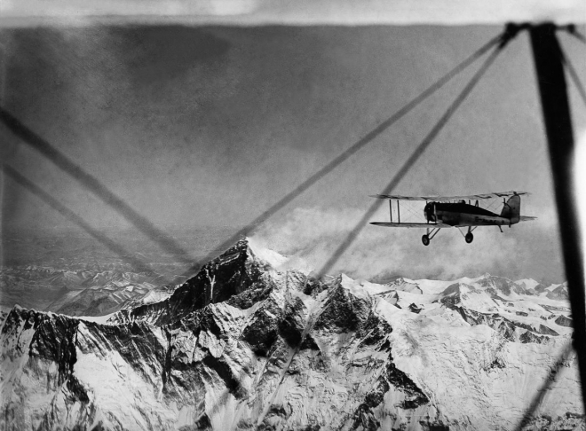 人类首次飞越世界之巅珠穆朗玛峰拍摄的照片(1)