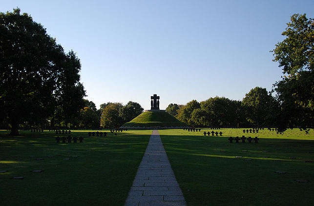 实拍最‘悲凉’德军公墓：后世不得立碑，魏特曼墓前寄语让人动容(2)