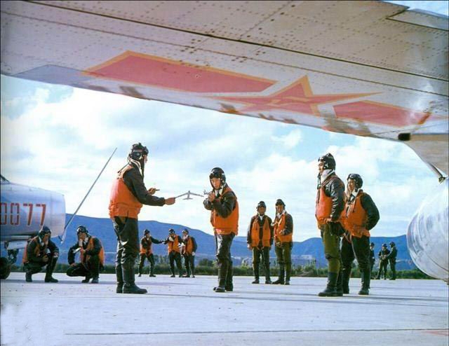 为了对付美国的空军轰炸，70年代解放军空军苦练歼6追击B52(1)