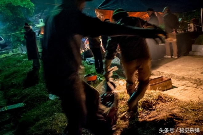 实拍越南骇人听闻的再葬礼全过程，挖出亲人3年遗骨再安葬(1)