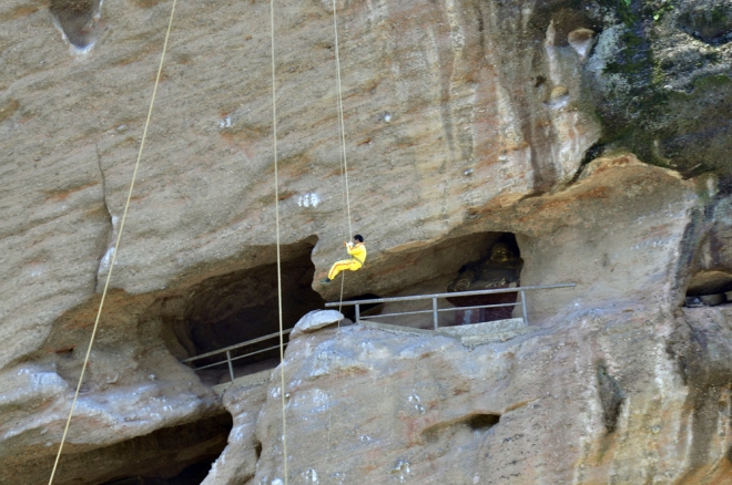 离河面高达几十米悬棺在古代如何安放进洞穴？现在还是个不解之迷(3)