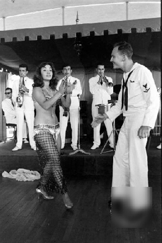 为国献身：慰问美军的菲律宾美女(1)