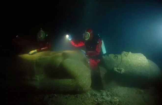 降沉在海底的8件珍贵物，阿波罗11号火箭只能排第八！(1)