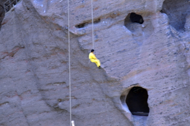 离河面高达几十米悬棺在古代如何安放进洞穴？现在还是个不解之迷(2)