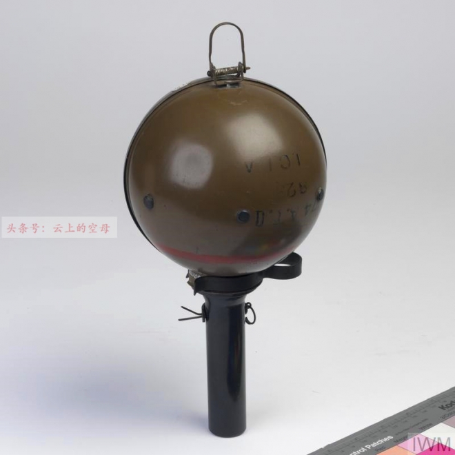 英国反坦克手榴弹像灯泡，满身毛病却生产250万枚(3)