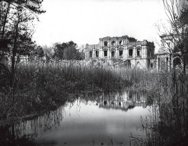 老照片记录圆明园被毁13年后，曾经恢弘的帝皇园林淹没在荒草中(1)
