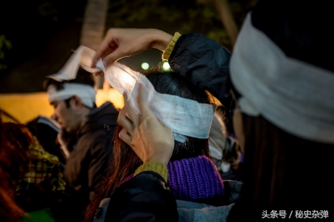 实拍越南骇人听闻的再葬礼全过程，挖出亲人3年遗骨再安葬(2)