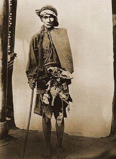 百年前老照片：清末民初街头乞丐，手里都拿着一根打狗棍(3)