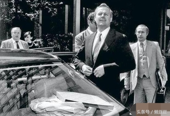 普京克格勃罕见旧照：跑龙套为领导人提包，乔装游客红场当“托”(1)