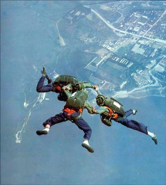 为了对付美国的空军轰炸，70年代解放军空军苦练歼6追击B52(1)