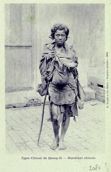 百年前老照片：清末民初街头乞丐，手里都拿着一根打狗棍(4)