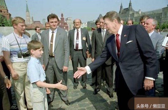 普京克格勃罕见旧照：跑龙套为领导人提包，乔装游客红场当“托”(2)