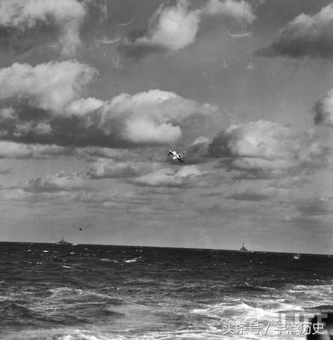 盘点老照片：日本神风自杀机撞美国军舰瞬间！(2)