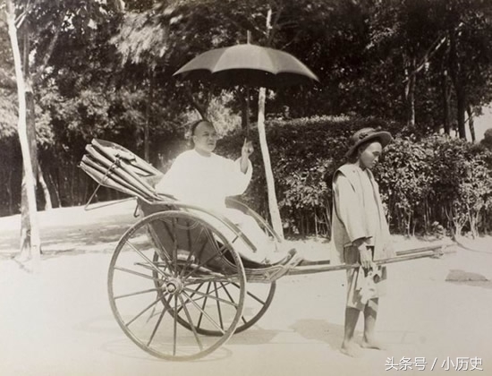 清朝老照片：妇女骑驴出门，官员乘四抬大轿，那双小脚挺吓人(5)