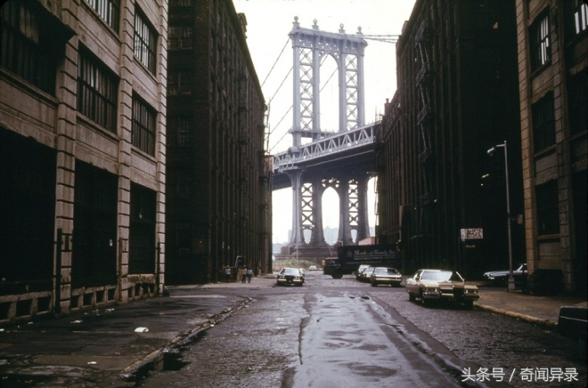 上个世纪七十年的纽约 高楼林立 交通拥堵严重。(1)