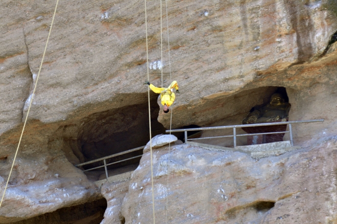 离河面高达几十米悬棺在古代如何安放进洞穴？现在还是个不解之迷(3)