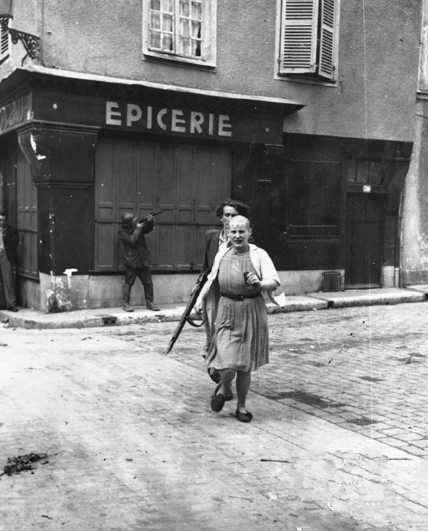 二战结束后，法国男人处罚那些和德军有关系的女人(3)