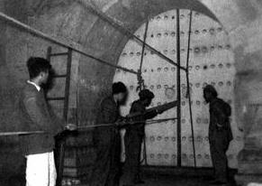 1956年，5位考古专家挖开明定陵，发现一件价值连城的宝物(2)