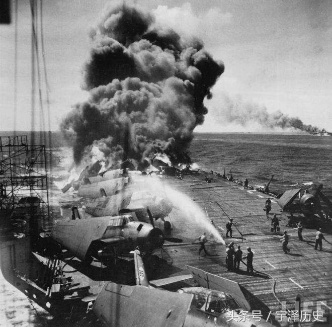 盘点老照片：日本神风自杀机撞美国军舰瞬间！(1)