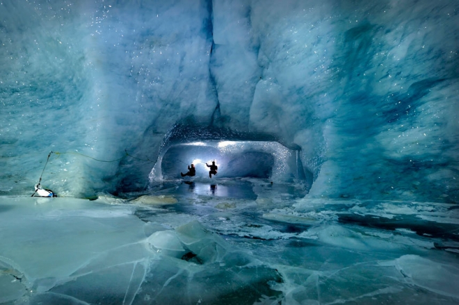 英国摄影师冰洞探险(3)