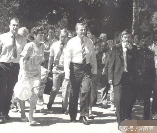普京克格勃罕见旧照：跑龙套为领导人提包，乔装游客红场当“托”(2)