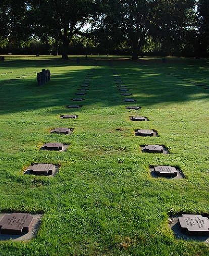 实拍最‘悲凉’德军公墓：后世不得立碑，魏特曼墓前寄语让人动容(4)