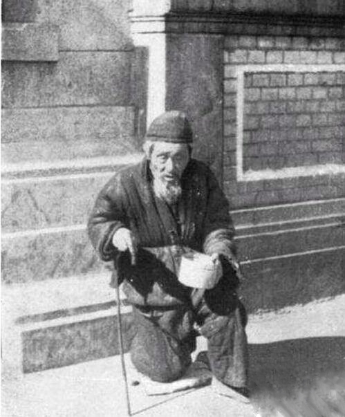 百年前老照片：清末民初街头乞丐，手里都拿着一根打狗棍(1)